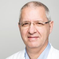 Facharzt für Orthopädie und Unfallchirurgie bis 2015 Chefarzt a.D. am Klinikum Freising